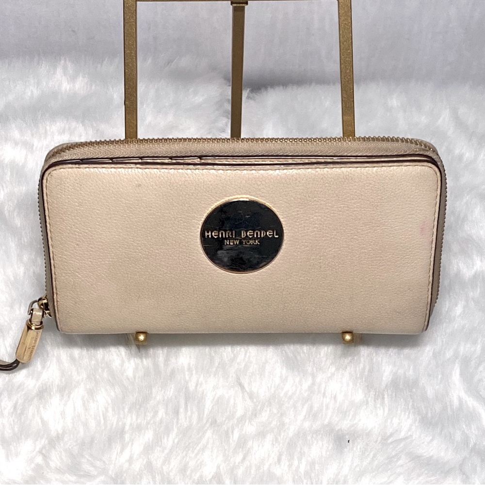 Henri Bendel Cream Leather Zip Around Wallet